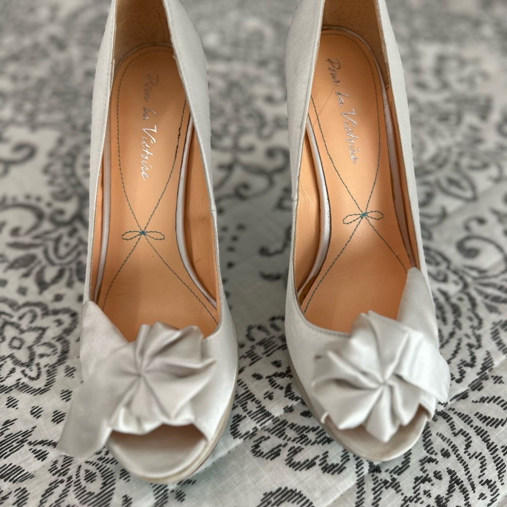 Pour La Victoire off white ivory Heels with Bow Detail wedding shoe 8